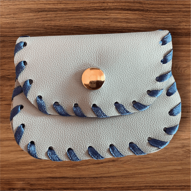 Pochette à chapelet en cuir bleu ciel