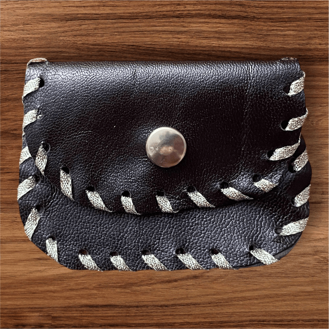 Pochette à chapelet en cuir violet foncé