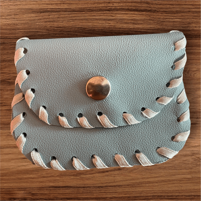 Pochette à chapelet en cuir bleu ciel