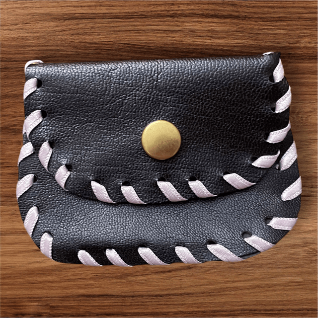Pochette à chapelet en cuir violet foncé