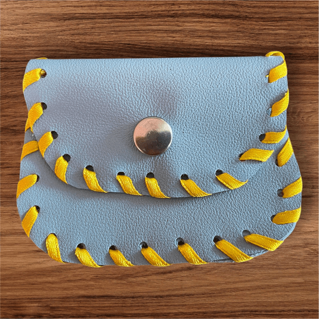 Pochette à chapelet en cuir bleu ciel