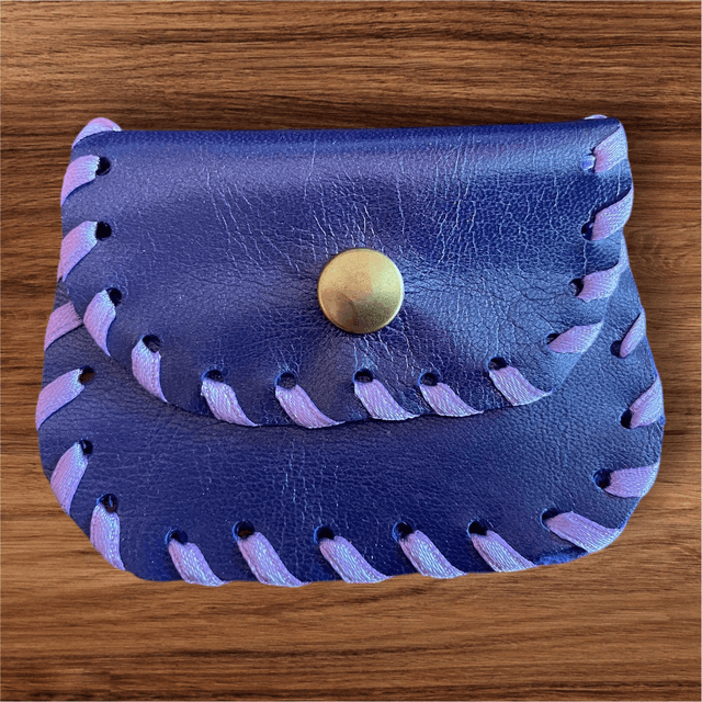 Pochette à chapelet en cuir violet métallisé