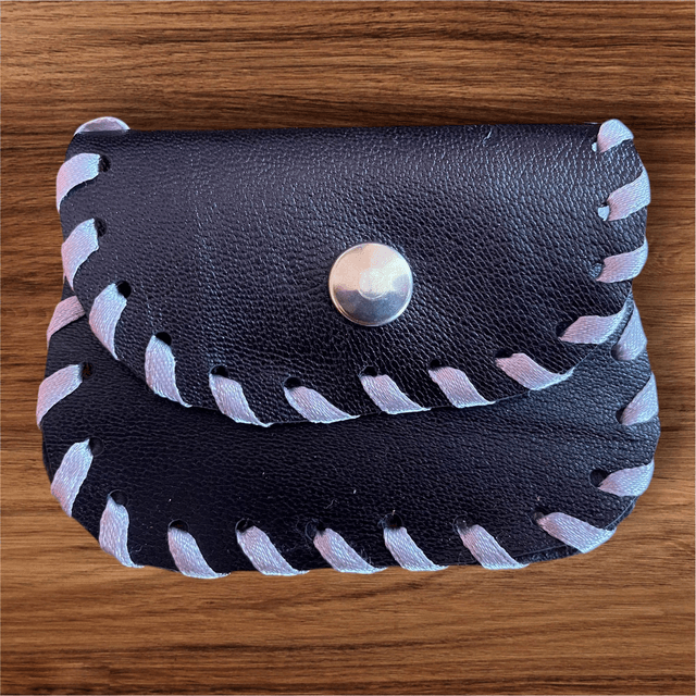Pochette à chapelet en cuir violet foncé