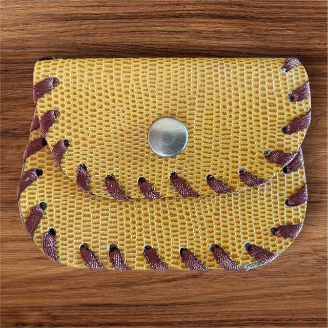 Pochette à chapelet en cuir jaune