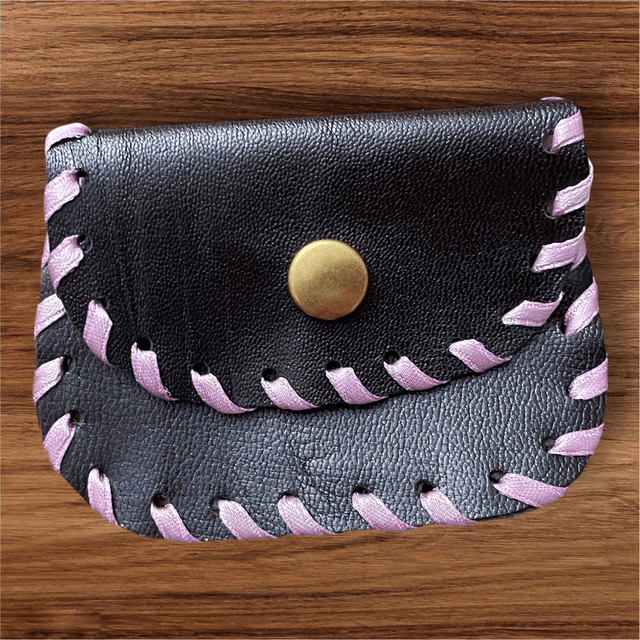 Pochette à chapelet en cuir violet foncé