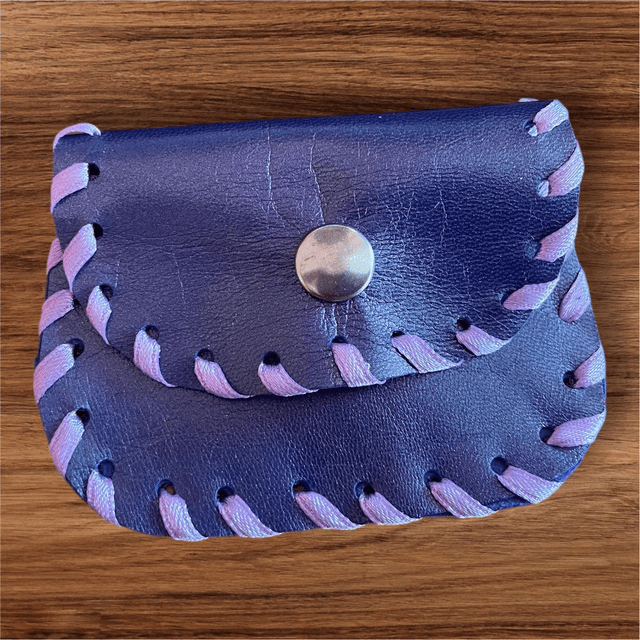 Pochette à chapelet en cuir violet métallisé